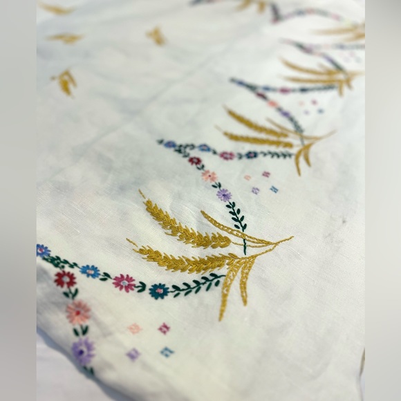 Stitched linens tablecloth - Picture 2 of 4